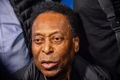 'Vua bóng đá' Pele lại lên bàn mổ
