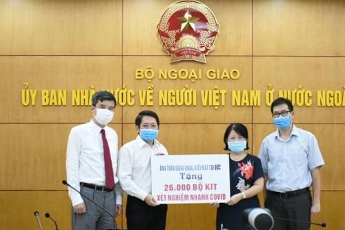 Tiếp nhận 26 nghìn bộ kit xét nghiệm nhanh Covid-19 do kiều bào tại Đức trao tặng