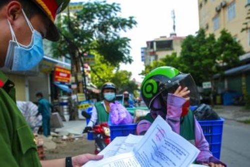 Hà Nội: Nhân viên giao hàng bằng xe máy được cấp giấy đi đường thế nào?