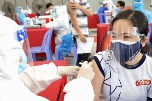 TP. HCM: Nhiều công nhân sản xuất '3 tại chỗ' chưa được tiêm vaccine