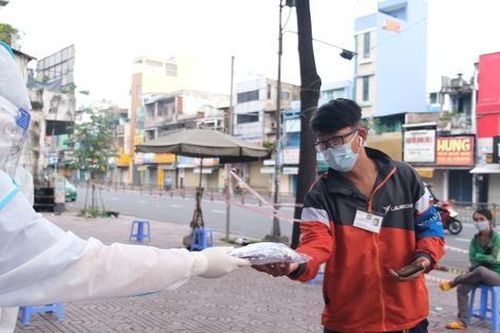 Shipper dương tính với SARS-CoV-2 khi test nhanh được cấp ngay túi thuốc