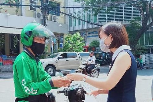Hà Nội yêu cầu shipper trong vùng 1 phải có giấy đi đường
