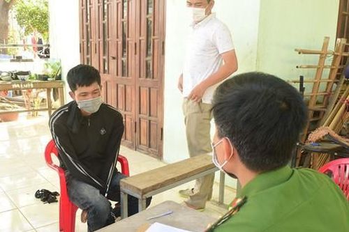 Gần 3.000 viên ma túy bên trong chiếc áo khoác của thanh niên vừa ra tù