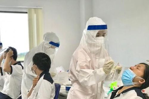 Quảng Ngãi xét nghiệm 100% cho người lao động, TP Buôn Ma Thuột nới lỏng kinh doanh