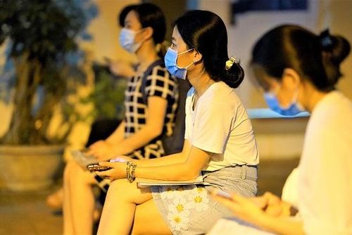 Người Hà Nội xếp hàng xin cấp giấy đi đường theo mẫu mới lúc tối muộn