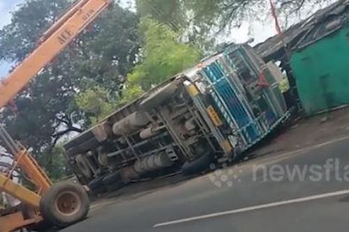 Xe tải khổng lồ bị lật, tài xế 'bỏ của chạy lấy người'