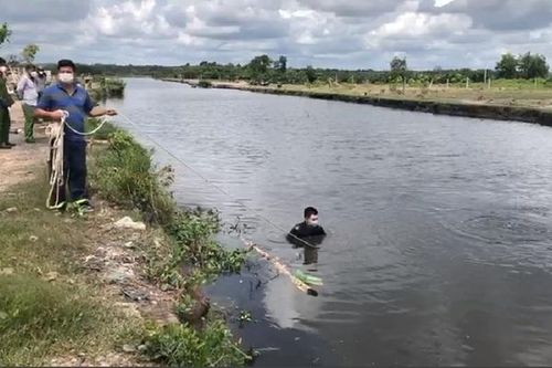 Bị truy đuổi, hai đối tượng trộm chó lao xuống kênh, một người chết