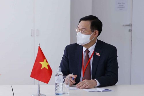 Chủ tịch Quốc hội làm việc với lãnh đạo công ty Aone Deutsland AG và công ty Strabag