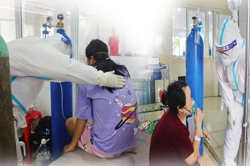 Khỏi COVID-19, hai thanh niên tình nguyện ở lại bệnh viện chăm sóc người bệnh