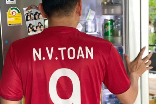 Kiatisak mặc áo Văn Toàn, cổ vũ tuyển Việt Nam thắng Australia