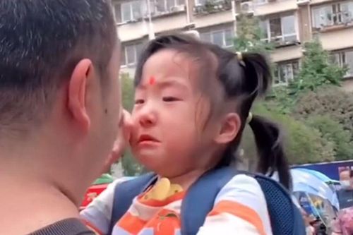 Ngày đầu đón con gái đi học mẫu giáo, ông bố lén lau nước mắt khi thấy con tan trường