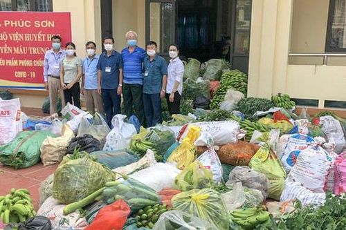 Bà con vùng 'cựu tâm dịch' ủng hộ bệnh viện ở Hà Nội hơn 8 tấn rau quả