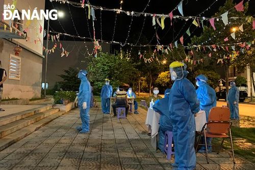 Xét nghiệm toàn chung cư có 4 người trong một nhà mắc Covid-19