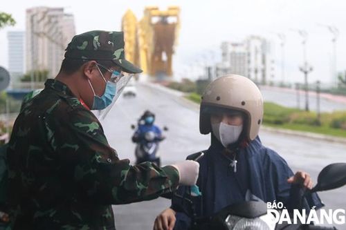 Trực chốt dưới trời mưa
