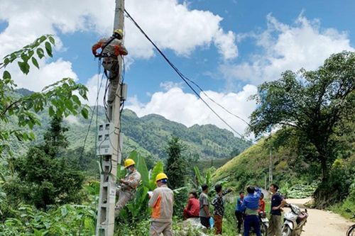 Gần 100 hộ dân thôn Ngải Thầu được sử dụng điện lưới quốc gia