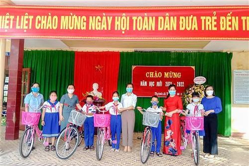 Trao 10 xe đạp cho học sinh có hoàn cảnh khó khăn