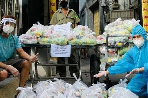 Việt Hương vui mừng thông báo đã tìm được giấy tờ quan trọng sau khi bị trộm bẻ khóa xe tải từ thiện vào lấy đồ