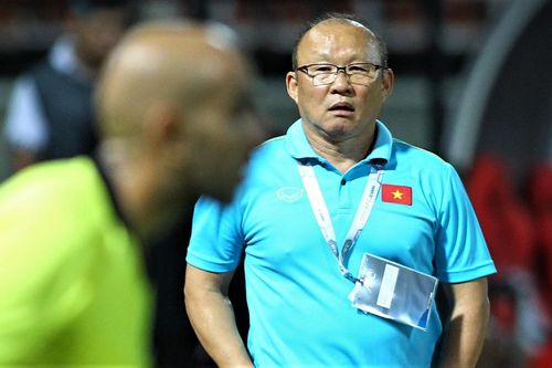 Vì sao tuyển Việt Nam liên tục gặp bất lợi vì VAR?