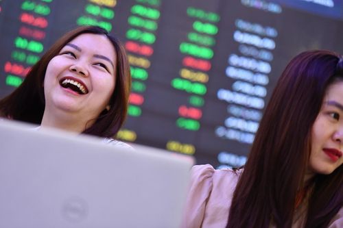 Hàng loạt công ty chứng khoán lãi vượt kế hoạch năm