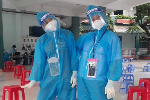 Chị em ruột cùng tình nguyện chống dịch ở TP.HCM