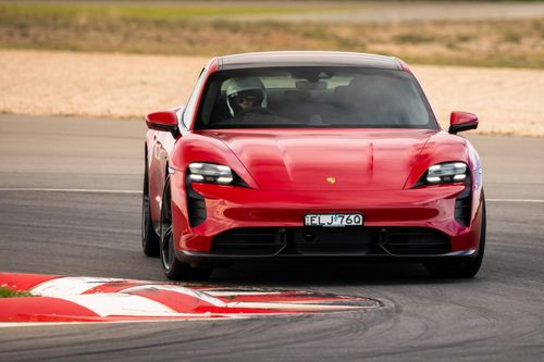 Porsche Taycan 'cháy' hàng, khách phải đợi ít nhất 6 tháng mới có xe