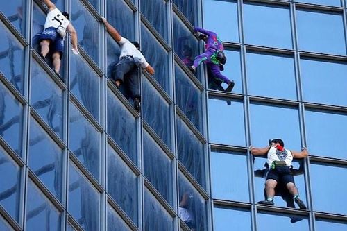 'Người nhện' leo lên tòa nhà chọc trời ở Paris bằng tay không