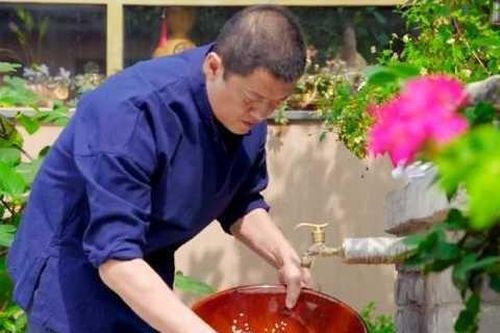 Lý Á Bằng làm video ở quê để kiếm sống