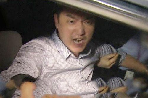 Quá trình 20 cảnh sát vây bắt người chuyên bóc phốt showbiz Hàn