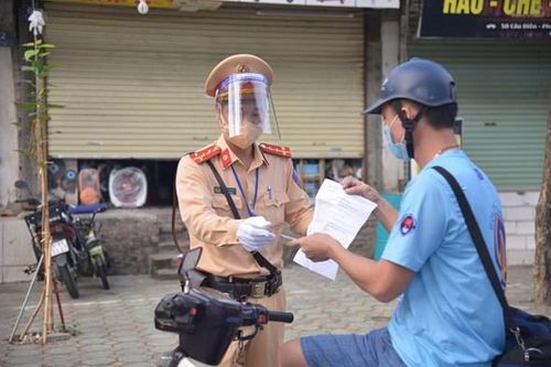 Hà Nội: Phân luồng chốt từ xa, kiểm soát người dân đi vào vùng đỏ