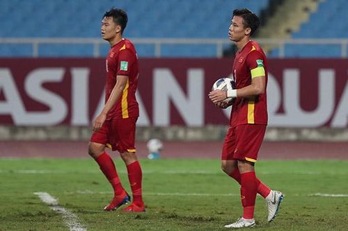 Hàng thủ Việt Nam lại báo tin buồn cho HLV Park Hang Seo
