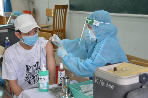 Tiêm vaccine mũi 1 Moderna, có nên tiêm mũi 2 Pfizer?