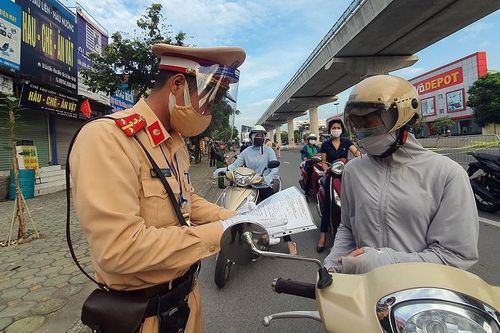 Các chốt kiểm soát tại Hà Nội thông thoáng trong ngày đầu kiểm tra chặt giấy đi đường