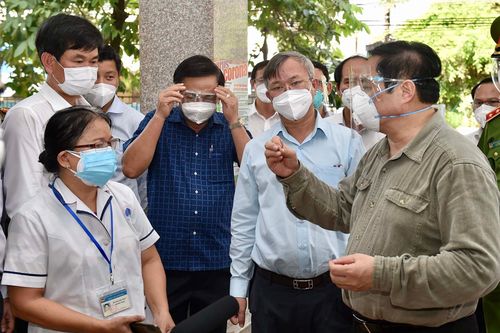 Quan tâm hơn nữa đến đội ngũ y, bác sĩ chống dịch