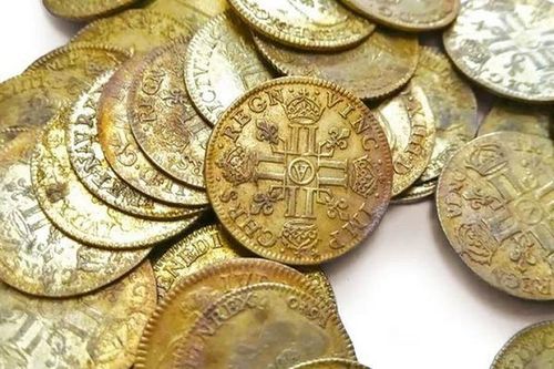 Đang sửa nhà, thợ xây sướng rơn phát hiện kho báu toàn vàng