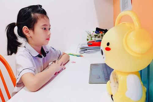 Kết nối mạng chập chờn, cô trò 'toát mồ hôi' học trực tuyến