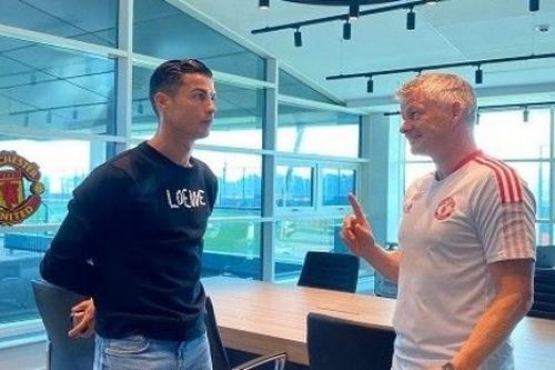Ronaldo chiếm vị trí cầu thủ hay nhất mọi thời đại; hình ảnh buổi tập đầu tiên khi trở lại Man Utd