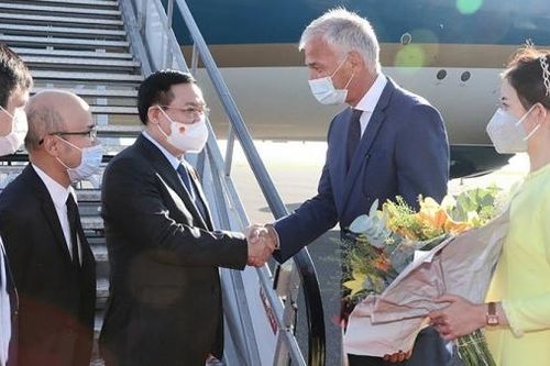 Chủ tịch Quốc hội Vương Đình Huệ đến Brussels, bắt đầu thăm làm việc với EP và Vương quốc Bỉ