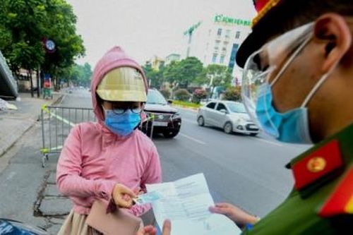 Thủ tướng yêu cầu Hà Nội điều chỉnh bất cập trong cấp giấy đi đường