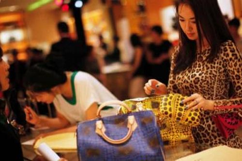 Các thương hiệu thời trang xa xỉ tại Trung Quốc lo sợ trước đợt trấn áp mới