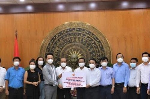 15.000 túi thuốc an sinh, 2.500 bình oxy trao tận tay tỉnh Bình Dương, Đồng Nai, Long An