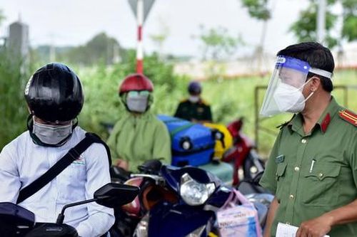 Công an TPHCM phát hiện 63 F0 'lang thang', xử phạt người ra đường 17 tỷ đồng