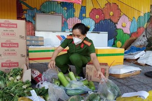 Khi công an làm 'tiểu thương', giao hàng