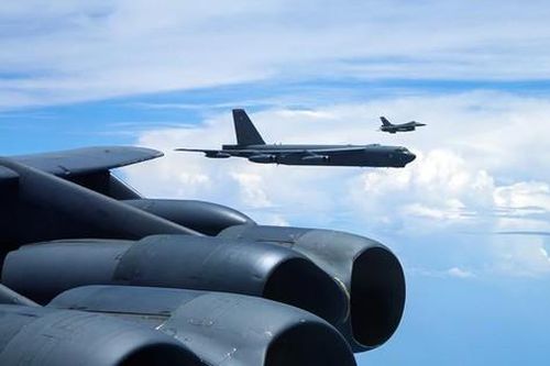 Máy bay ném bom B-52 của không quân Mỹ tập trận cùng tiêm kích Nhật Bản và Indonesia