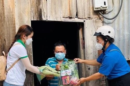 Nhìn lên em không bằng ai, nhìn xuống còn nhiều hoàn cảnh cần giúp đỡ