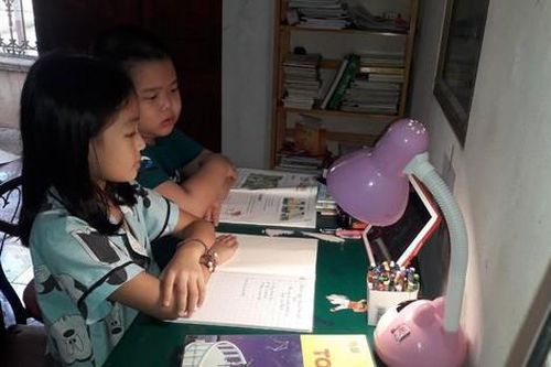 Sau 2 ngày học online bị 'treo' liên tục, cô trò đều 'mệt lả'