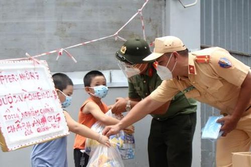Tuổi trẻ Công an TPHCM mang quà trao tặng trẻ mồ côi, khuyết tật những ngày khó khăn
