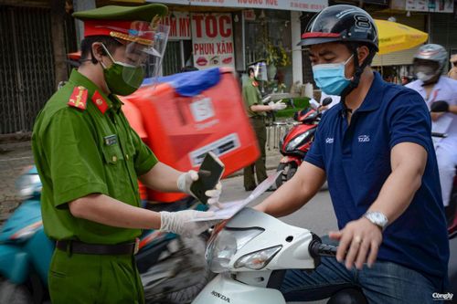 Hà Nội ngày đầu kiểm tra mẫu giấy đi đường cũ và mới