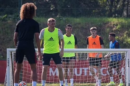 Ronaldo tươi rói tập buổi đầu tiên sau khi tái hợp MU
