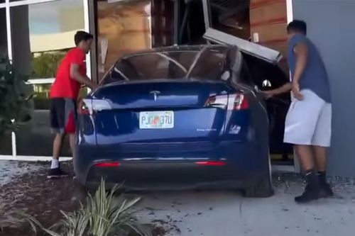 Thử lái Tesla Model Y gần 100km/h, thanh niên mất lái, đâm vào nhà kho