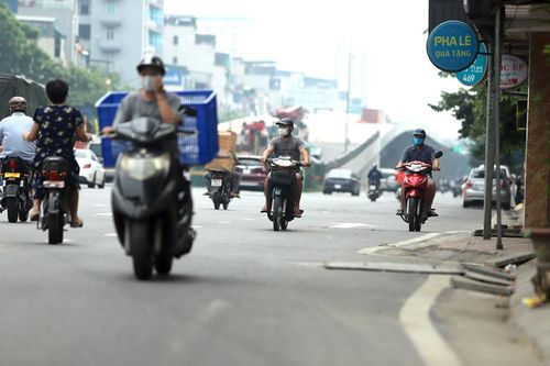 Hà Nội: Xe máy quay đầu, phóng ngược chiều né chốt trong ngày đầu kiểm soát 'vùng đỏ'
